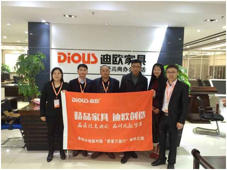 迪歐代表與鹿鼎國際專賣店負責人合影