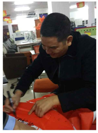 迪歐阮總在旗幟上簽字