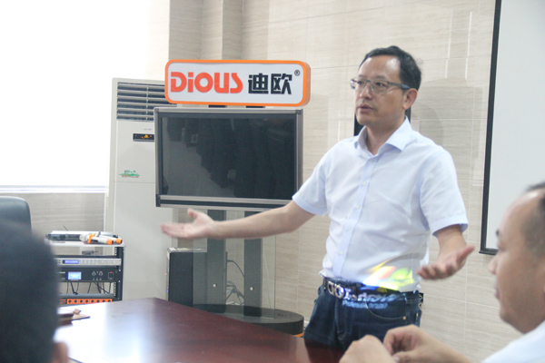 董事長(zhǎng)主持會(huì)議