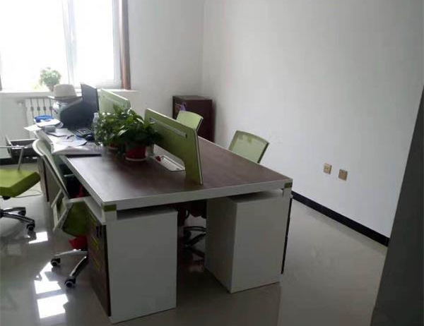 迪歐家具員工辦公位.jpg 迪歐家具員工辦公位.jpg