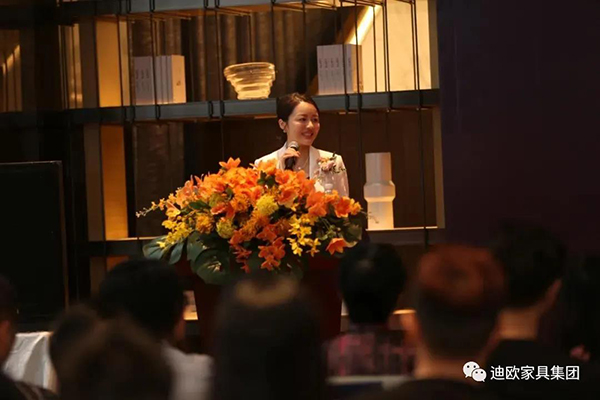 迪歐集團(tuán)副總裁兼采購總監(jiān)黃雅悠女士致辭并介紹迪歐品牌
