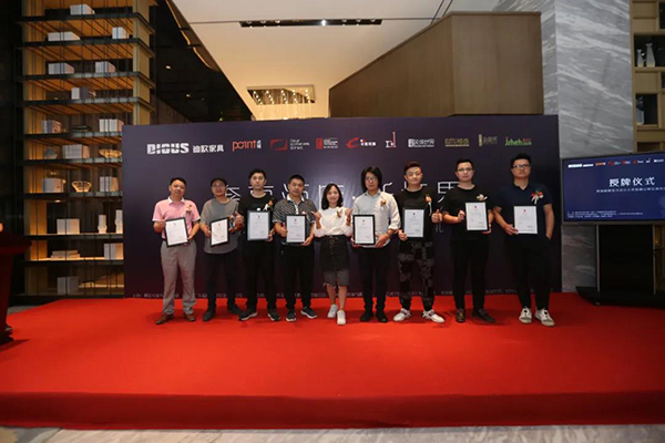 廣州卡撒傳媒副總經(jīng)理鐘曉顏 為本期特邀分享嘉賓頒發(fā)證書。