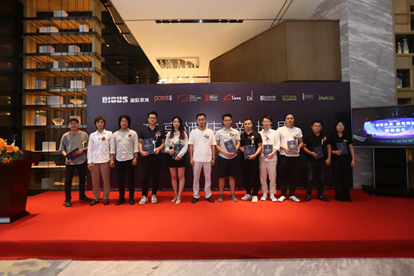 佛山市室內(nèi)設(shè)計(jì)協(xié)會會長、晶鯤鵬國際設(shè)計(jì)大獎(jiǎng)賽執(zhí)委付祖軍先生為獲獎(jiǎng)設(shè)計(jì)師頒發(fā)牌匾及證書