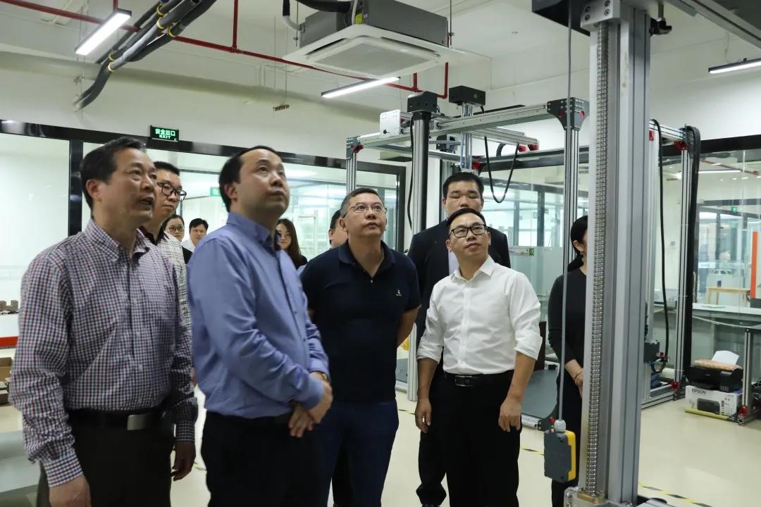 迪歐家具集團(tuán)品質(zhì)檢測(cè)中心智能設(shè)備吸引一眾嘉賓關(guān)注 迪歐家具集團(tuán)品質(zhì)檢測(cè)中心智能設(shè)備吸引一眾嘉賓關(guān)注