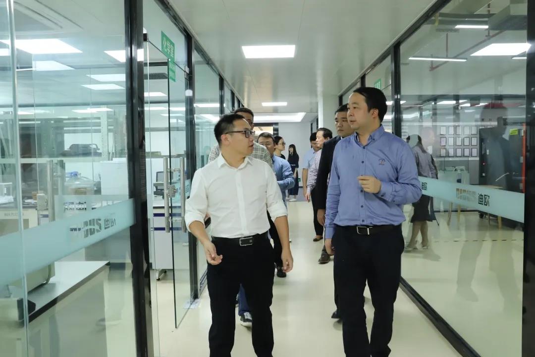 李賤根總裁(左一)帶領(lǐng)嘉賓參觀集團(tuán)品質(zhì)檢測(cè)中心 李賤根總裁(左一)帶領(lǐng)嘉賓參觀集團(tuán)品質(zhì)檢測(cè)中心