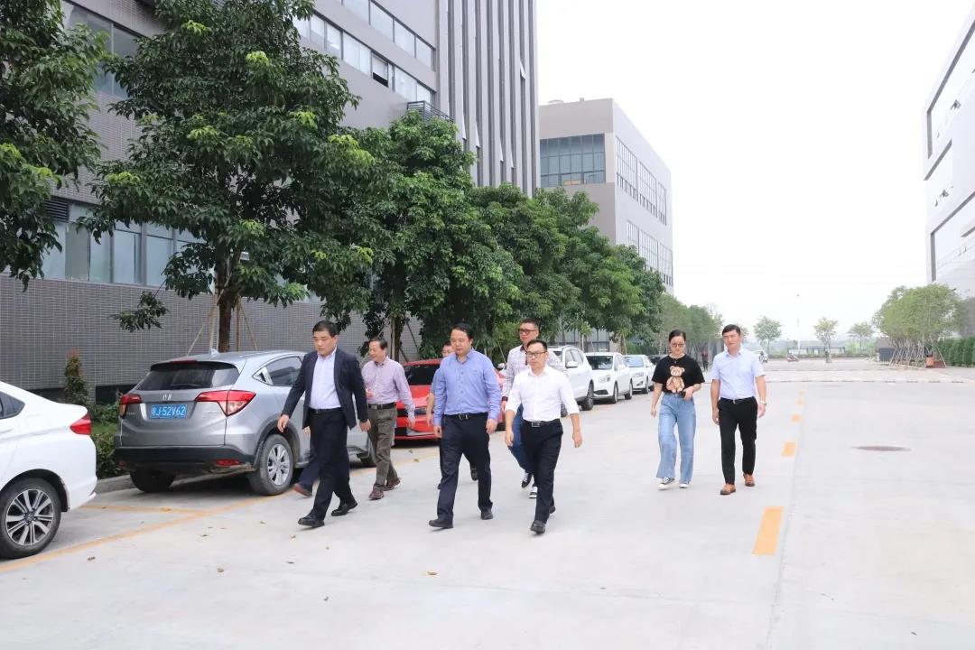 參觀江門辦公展廳 參觀江門辦公展廳