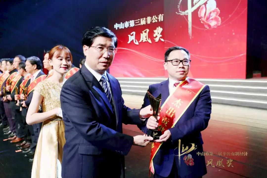 市委書記賴澤華親自頒獎，迪歐集團執行總裁李賤根代表黃壽金董事長領獎