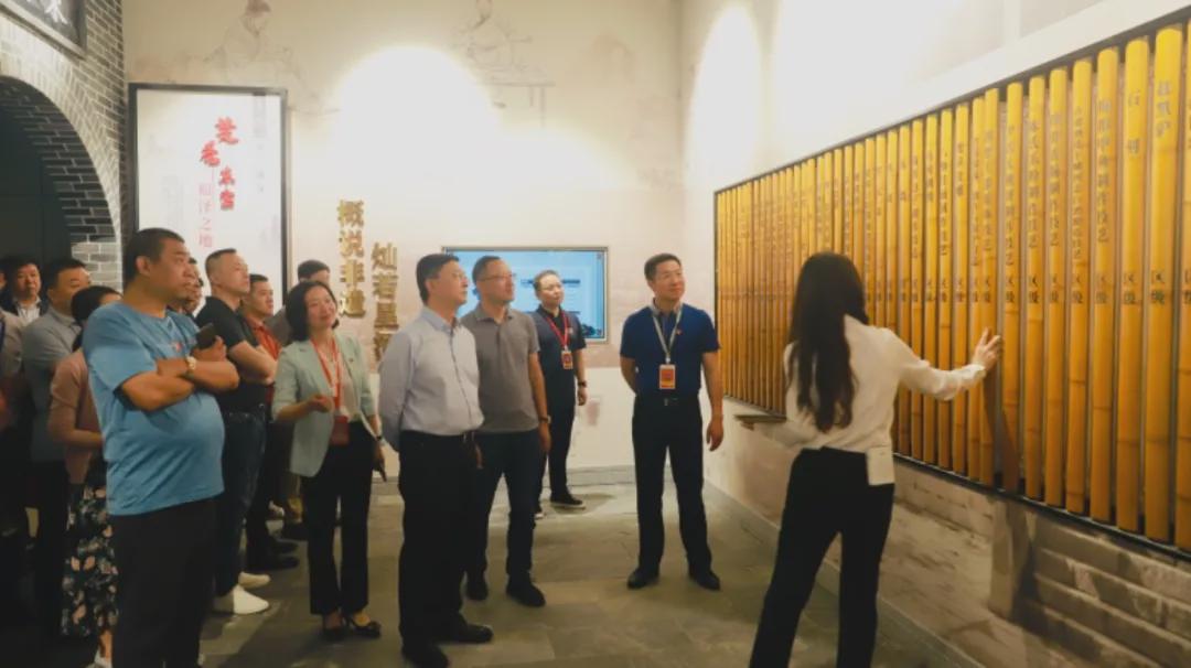 迪歐家具集團(tuán)有限公司董事長黃壽金受聘東寶招商大使 迪歐家具集團(tuán)有限公司董事長黃壽金受聘東寶招商大使