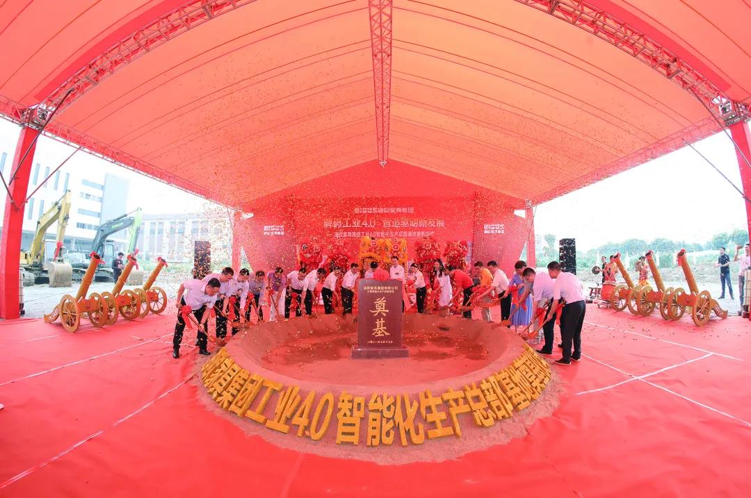 出席奠基儀式的領導、嘉賓共同為項目奠基培土 出席奠基儀式的領導、嘉賓共同為項目奠基培土