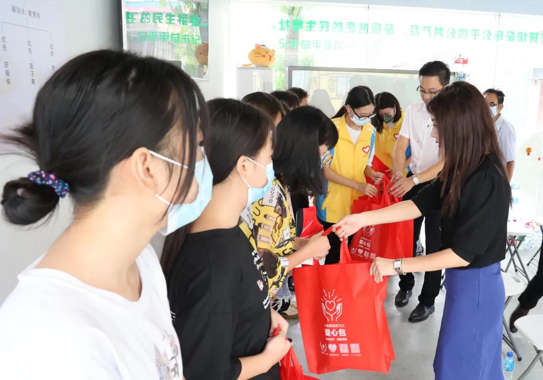 迪歐家具集團為受助學子贈送愛心包 迪歐家具集團為受助學子贈送愛心包