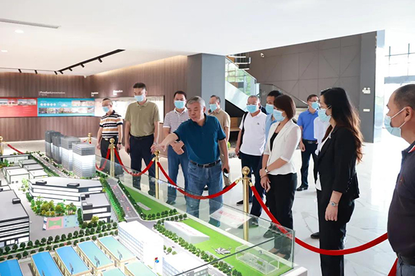 迪歐家具集團董事副總裁黃云林為調研組介紹園區建設情況 迪歐家具集團董事副總裁黃云林為調研組介紹園區建設情況