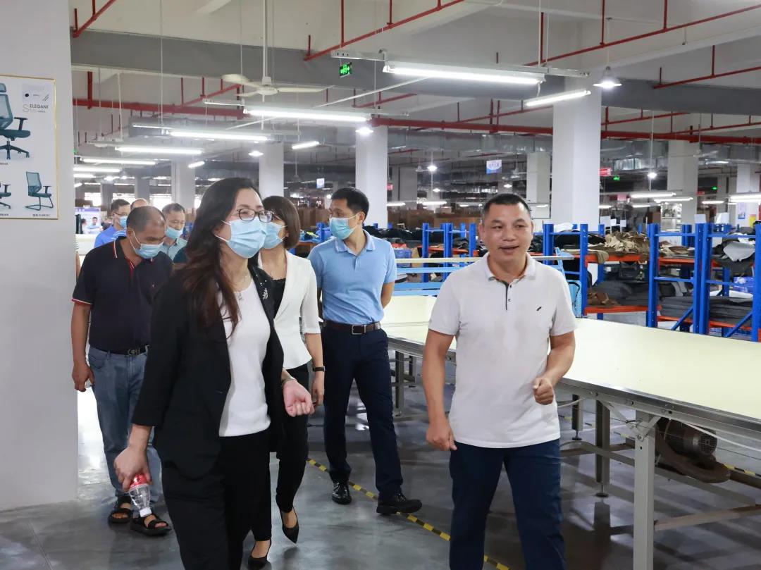 調研組走進軟體生產車間,了解迪歐家具集團生產情況 調研組走進軟體生產車間,了解迪歐家具集團生產情況