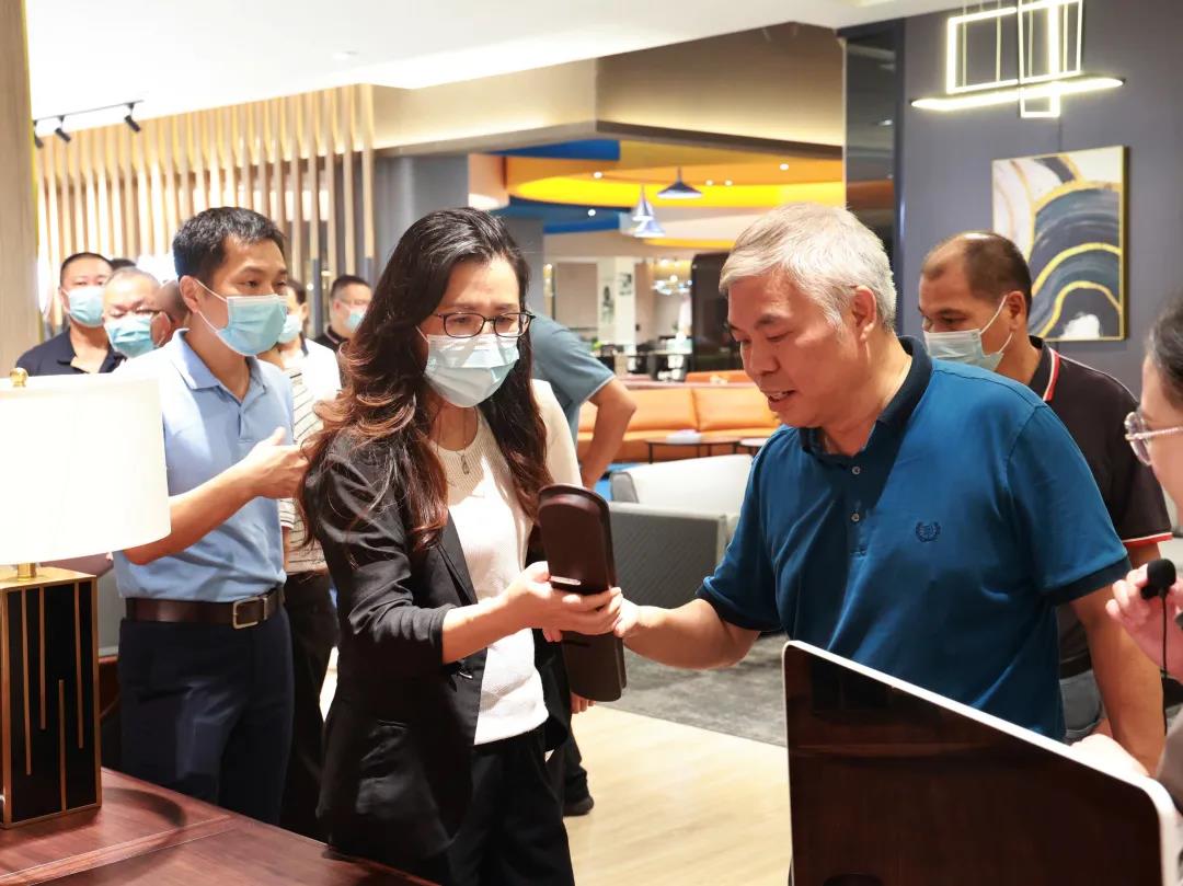 迪歐家具集團董事副總裁黃云林為調研組展示實木辦公家具產品 迪歐家具集團董事副總裁黃云林為調研組展示實木辦公家具產品