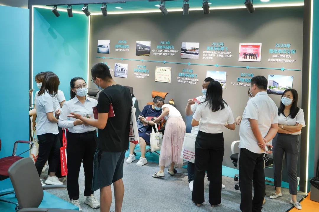 圖丨展位現(xiàn)場(chǎng),目之所及皆是前來咨詢的客商,人氣指數(shù)爆棚 圖丨展位現(xiàn)場(chǎng),目之所及皆是前來咨詢的客商,人氣指數(shù)爆棚