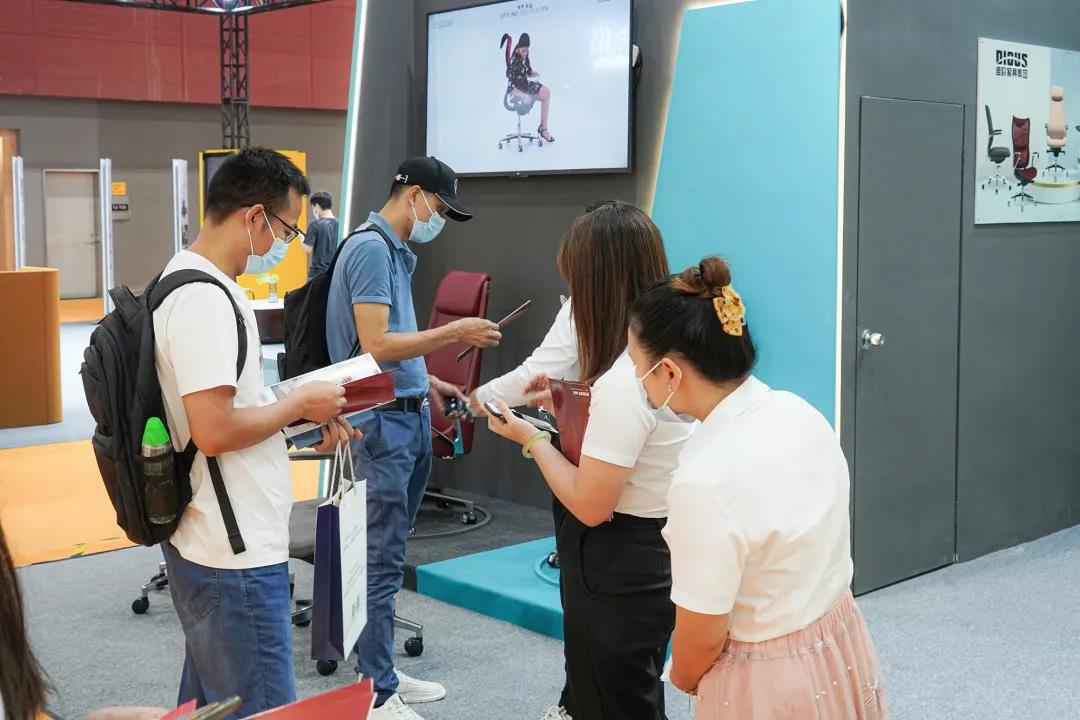 圖丨展位現(xiàn)場(chǎng),目之所及皆是前來咨詢的客商,人氣指數(shù)爆棚 圖丨展位現(xiàn)場(chǎng),目之所及皆是前來咨詢的客商,人氣指數(shù)爆棚