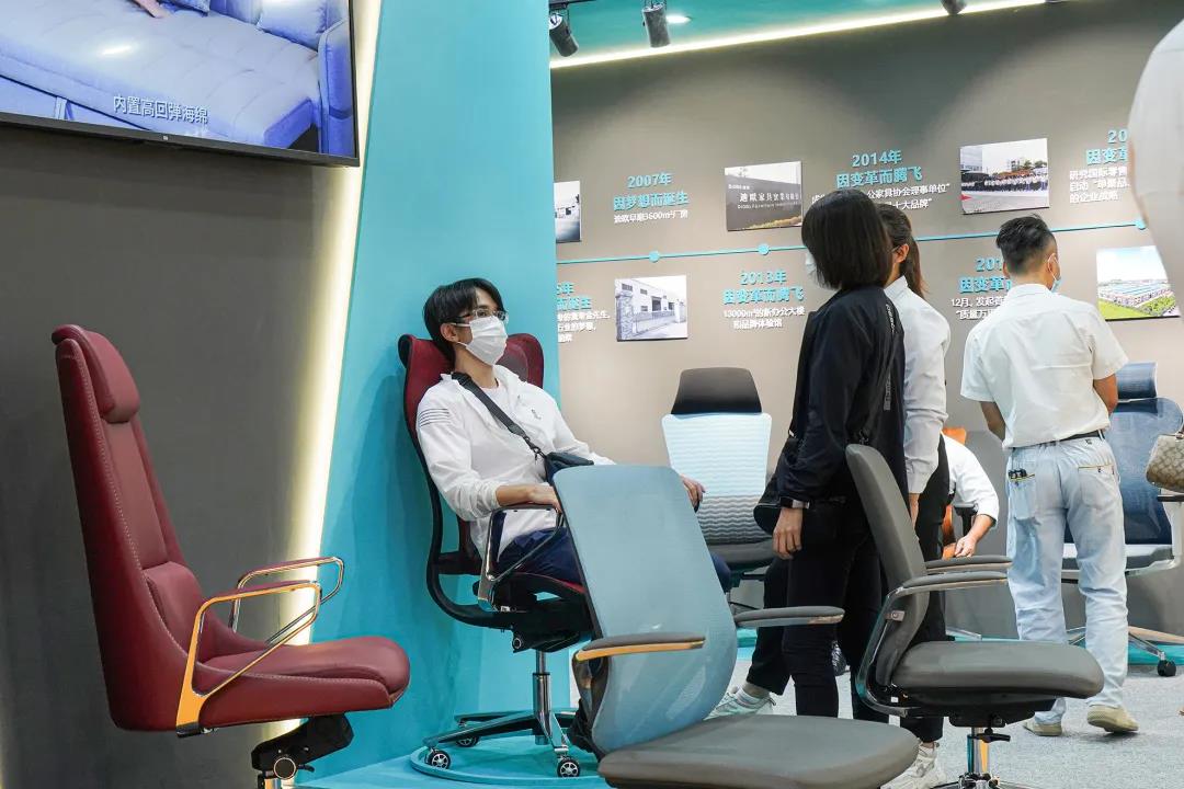 圖丨客商們?cè)诘蠚W展位現(xiàn)場(chǎng)體驗(yàn)辦公坐具的產(chǎn)品性能 圖丨客商們?cè)诘蠚W展位現(xiàn)場(chǎng)體驗(yàn)辦公坐具的產(chǎn)品性能