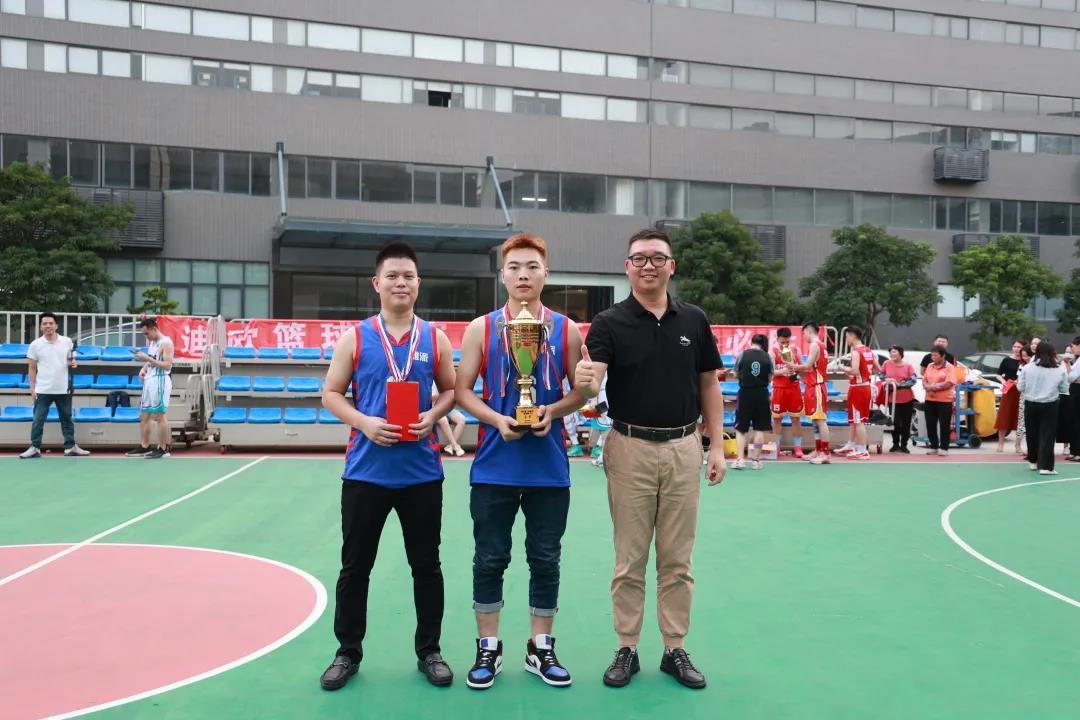 圖丨集團(tuán)人力資源總監(jiān)陳紅勝為男子組季軍隊伍雅派一隊頒獎