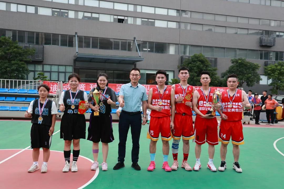 圖丨集團(tuán)副總裁劉忠會為亞軍隊伍森雅圖隊和無敵隊頒獎