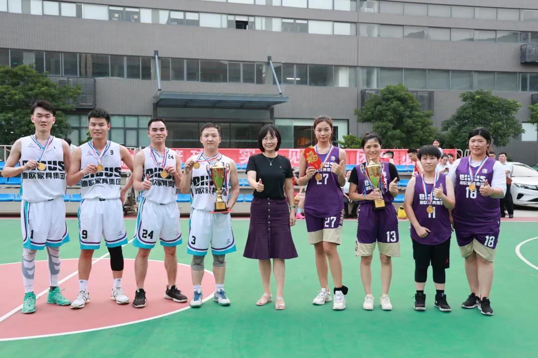 圖丨集團(tuán)副總裁彭曉霞為冠軍隊伍迪歐BUG隊和主旋律隊頒獎 圖丨集團(tuán)副總裁彭曉霞為冠軍隊伍迪歐BUG隊和主旋律隊頒獎